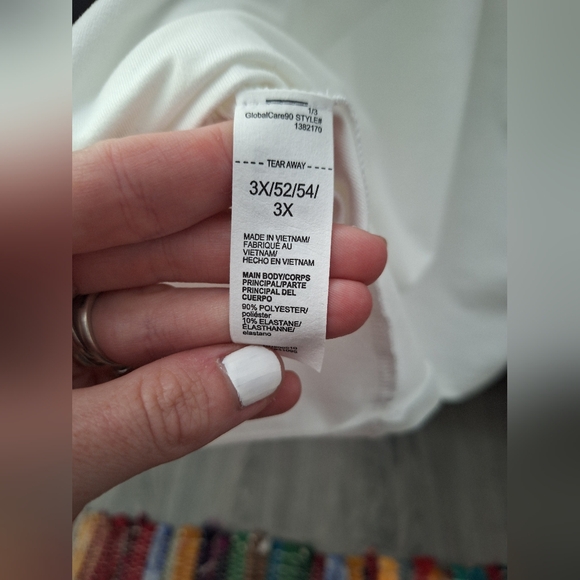 NWT Under Armour White Sleeveless Boxy Tank Top With Built In Bra With Pads. - Picture 7 of 7